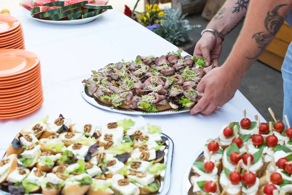 Bandejas de canapés y aperitivos preparadas en una mesa de cóctel