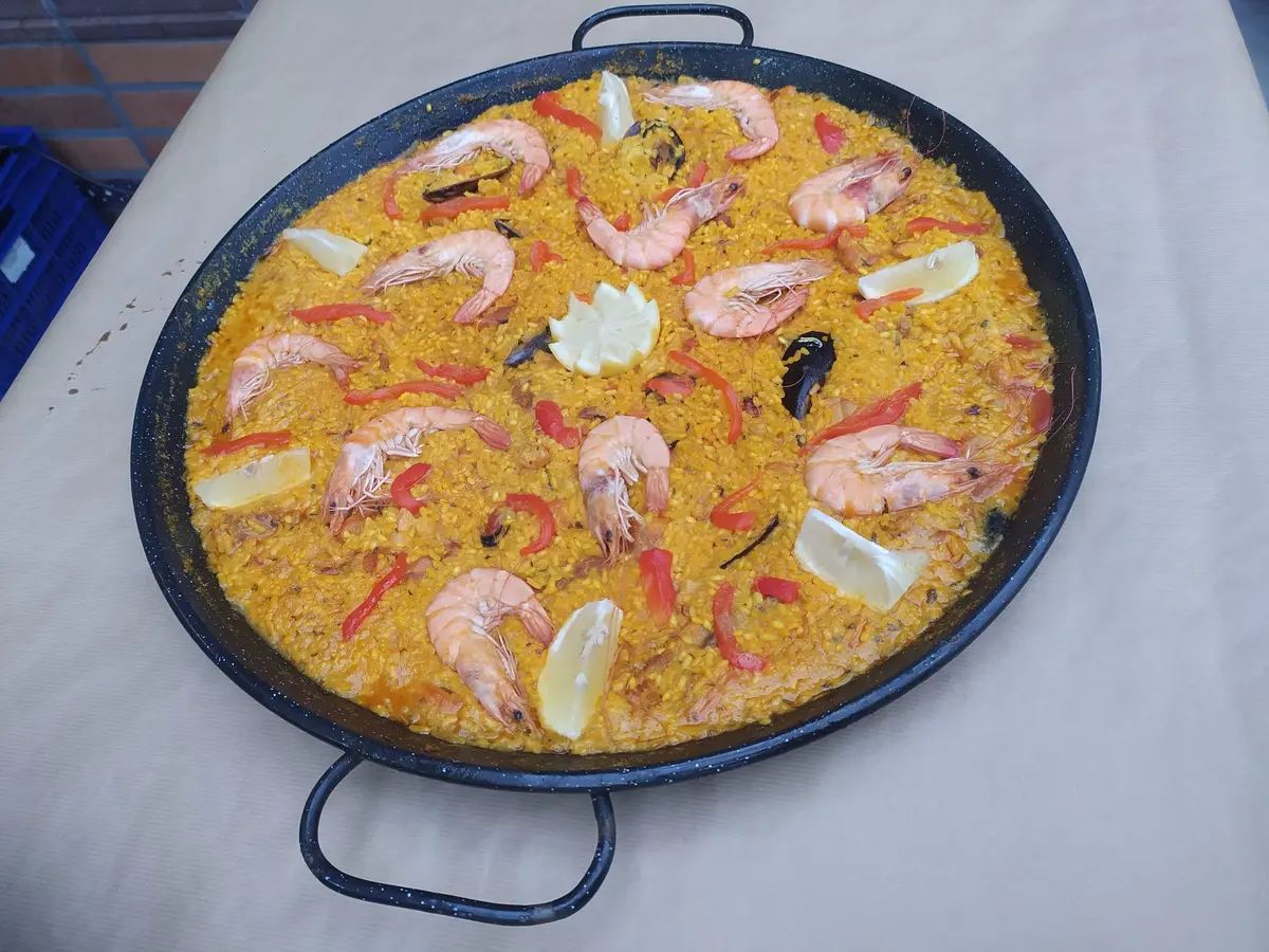 Paellera de arroz con gambas y pimiento, vista desde arriba