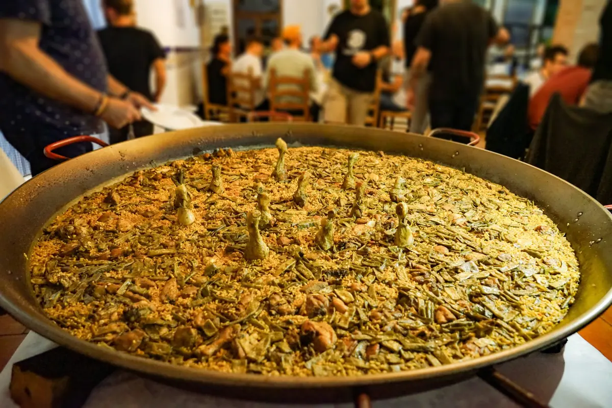 Paella grande de arroz con verduras de la huerta, lista para servir