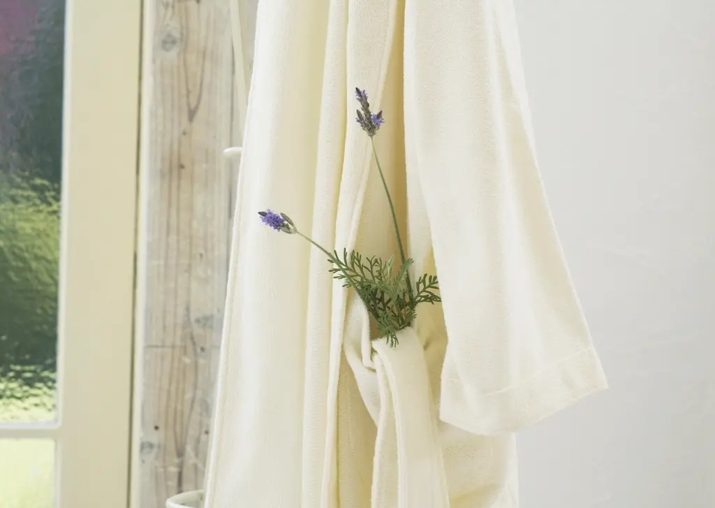 Albornoz blanco junto a una ventana