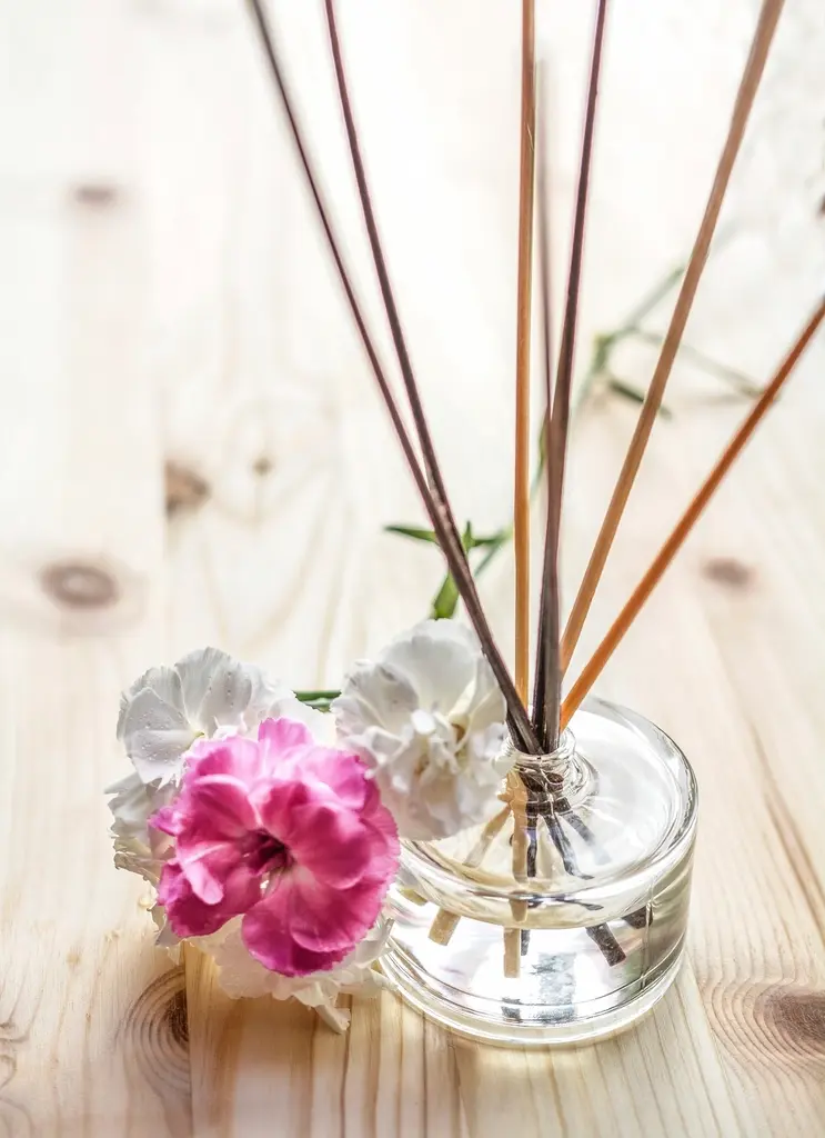 Difusor de varillas con una flor rosa