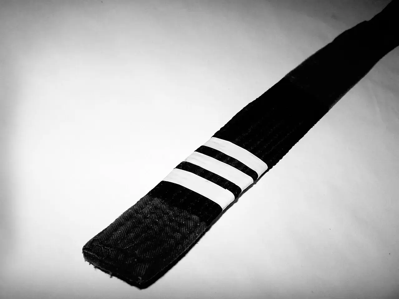 Cinturón de jiu-jitsu con los grados cosidos en la punta