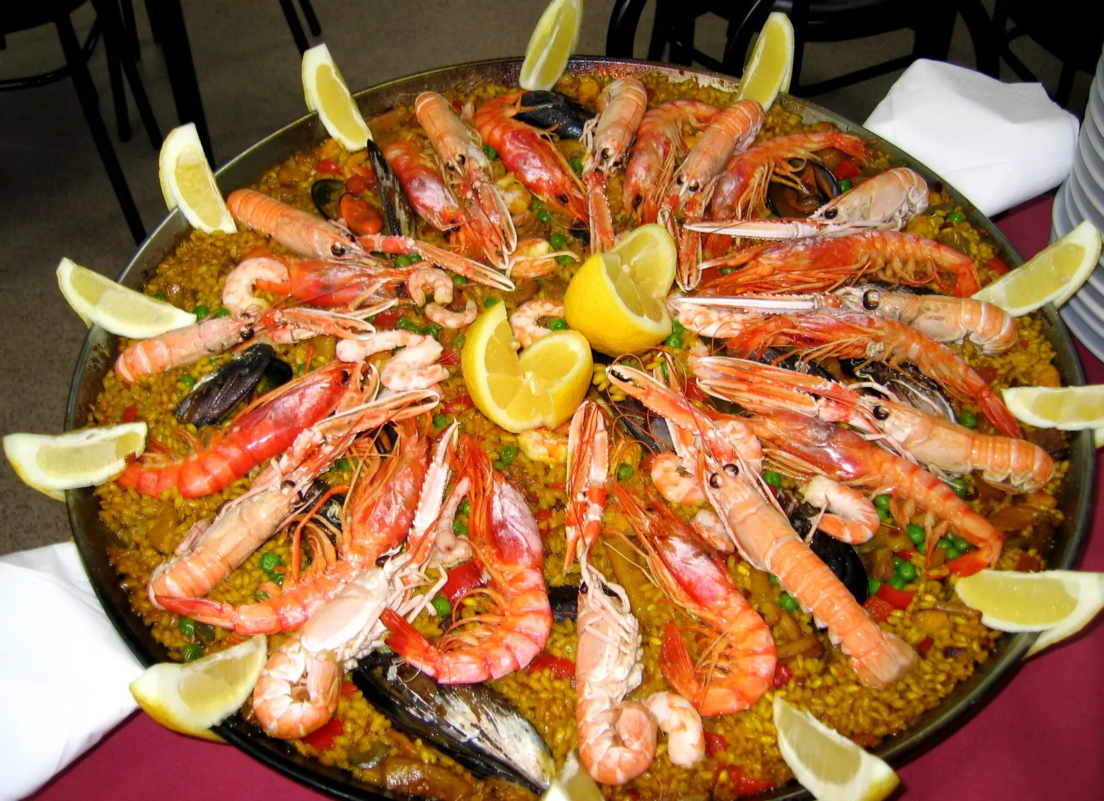 Paella de marisco recién hecha, con gambas, cigalas y limón