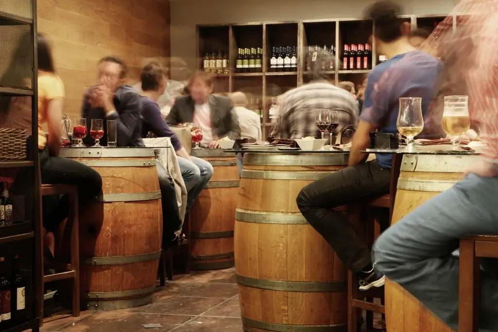 La barra de una taberna llena de gente un viernes por la noche