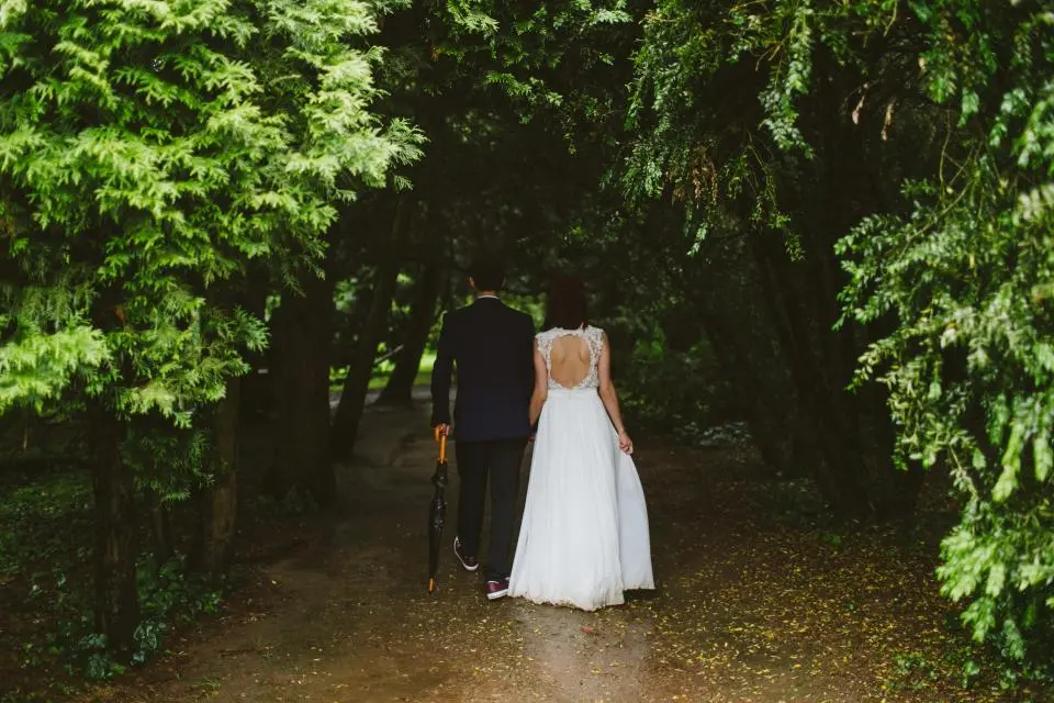 La pareja se aleja por un camino entre árboles