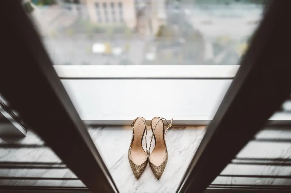 Los zapatos de la novia en el alféizar de una ventana