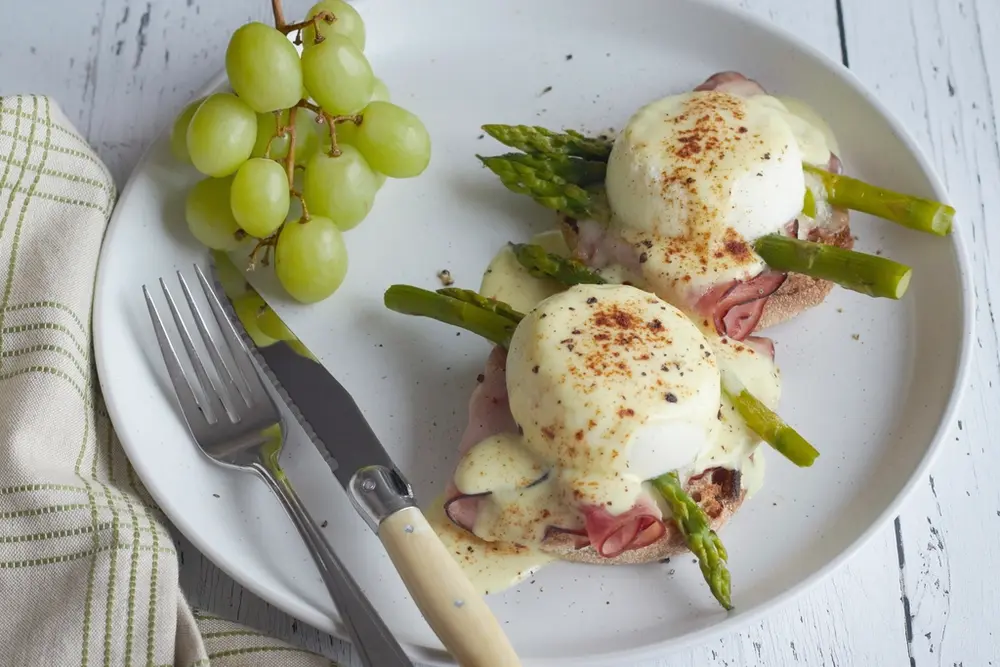 Huevos benedict con espárragos