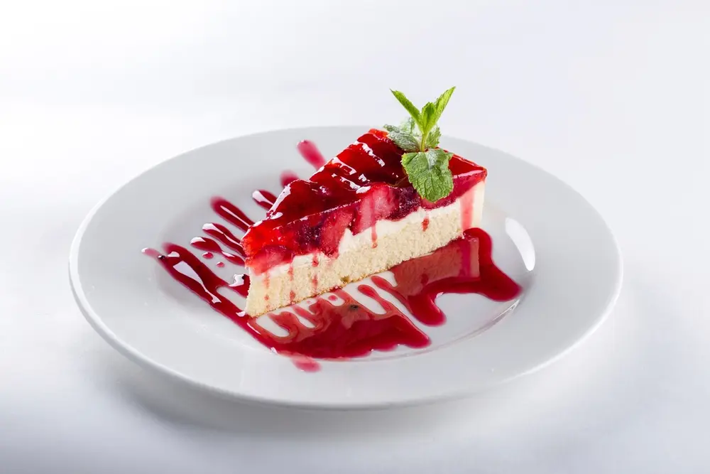 Porción de tarta de queso con fresas