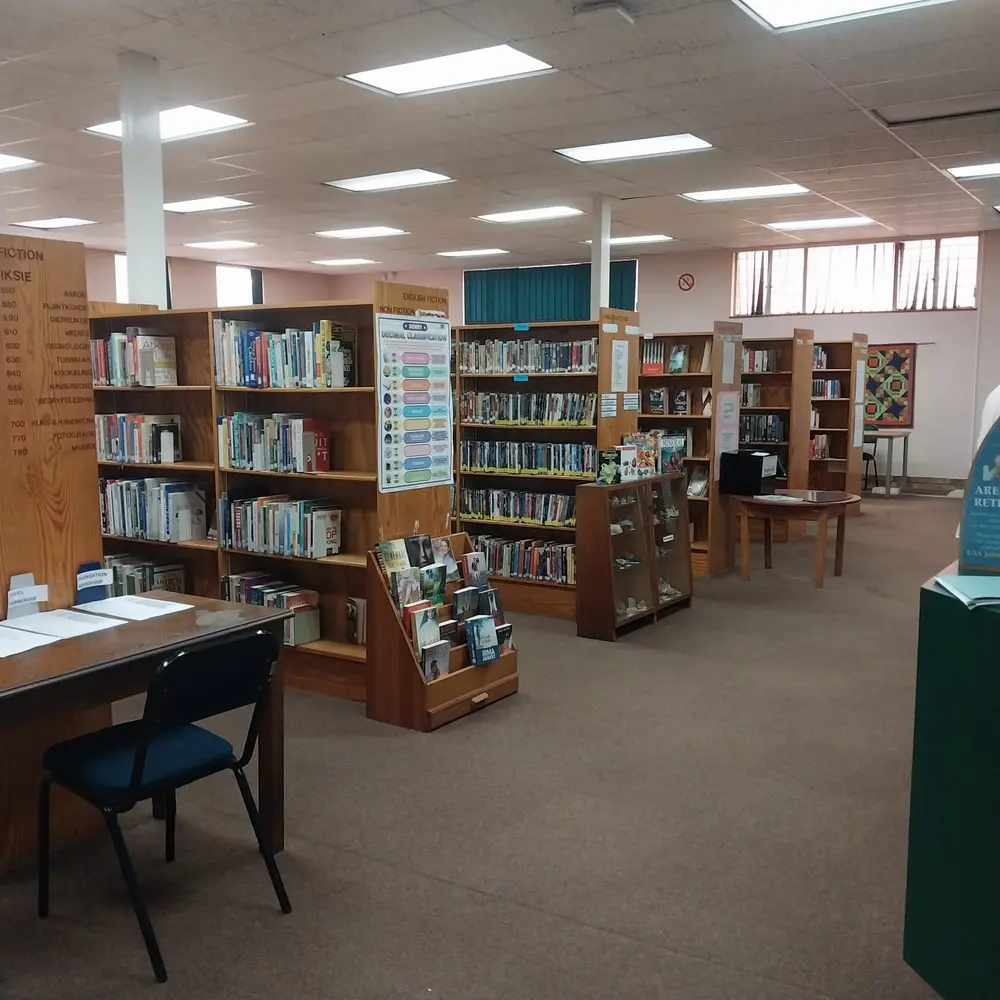 Estanterías de libros con una mesa de lectura