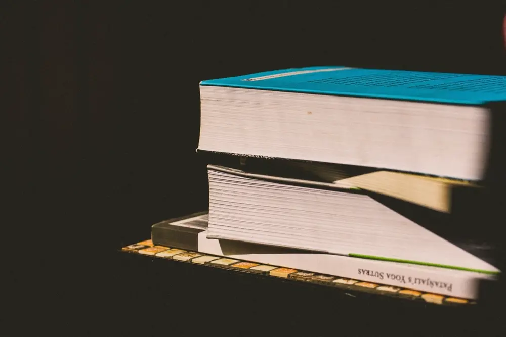 Libros de texto apilados sobre una mesa