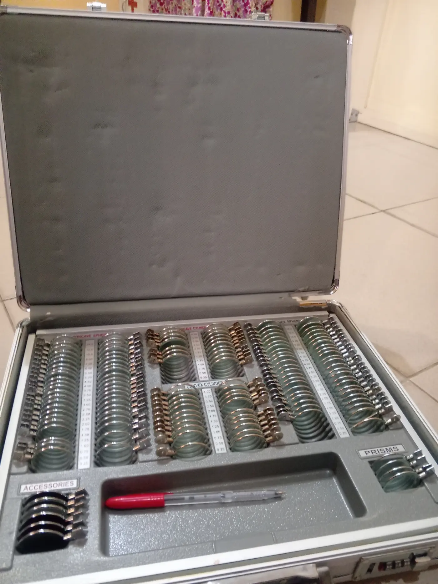 Maletín abierto con la caja de lentes de prueba del gabinete