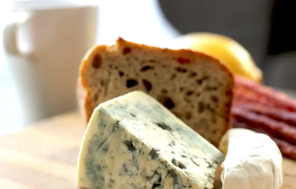Pan de payés, queso y embutido de la zona sobre la mesa del desayuno.