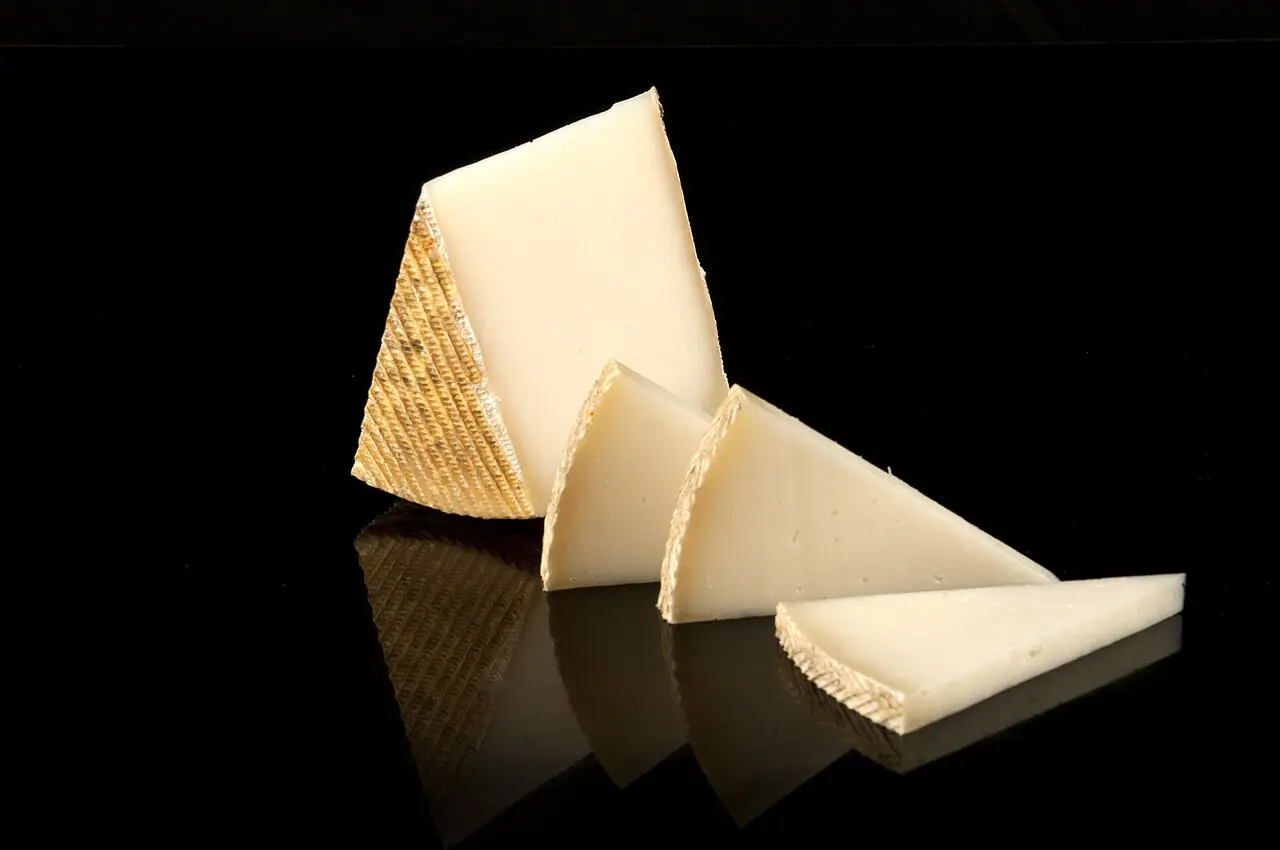 Cuñas de queso curado de oveja con su corteza marcada