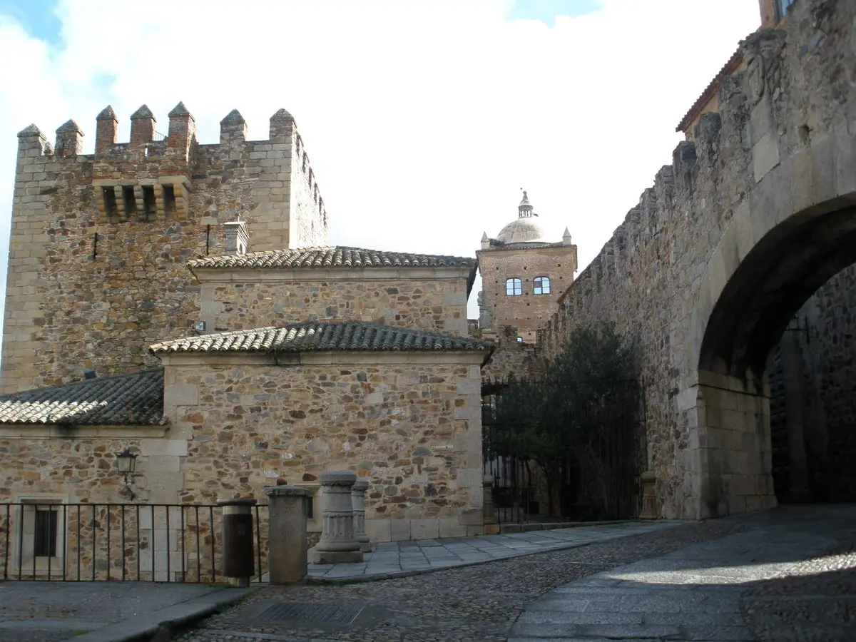 El Arco de la Estrella y la Torre de Bujaco, en la Plaza Mayor de Cáceres, con la calle de piedra vacía.