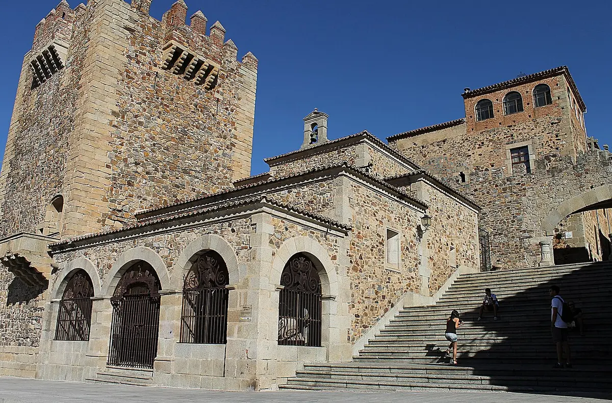 La Torre de Bujaco y la escalinata del Arco de la Estrella, en la Plaza Mayor de Cáceres.