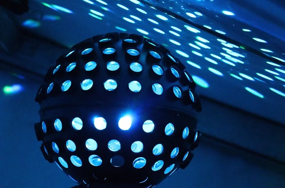 Bola de luces azules girando sobre la pista