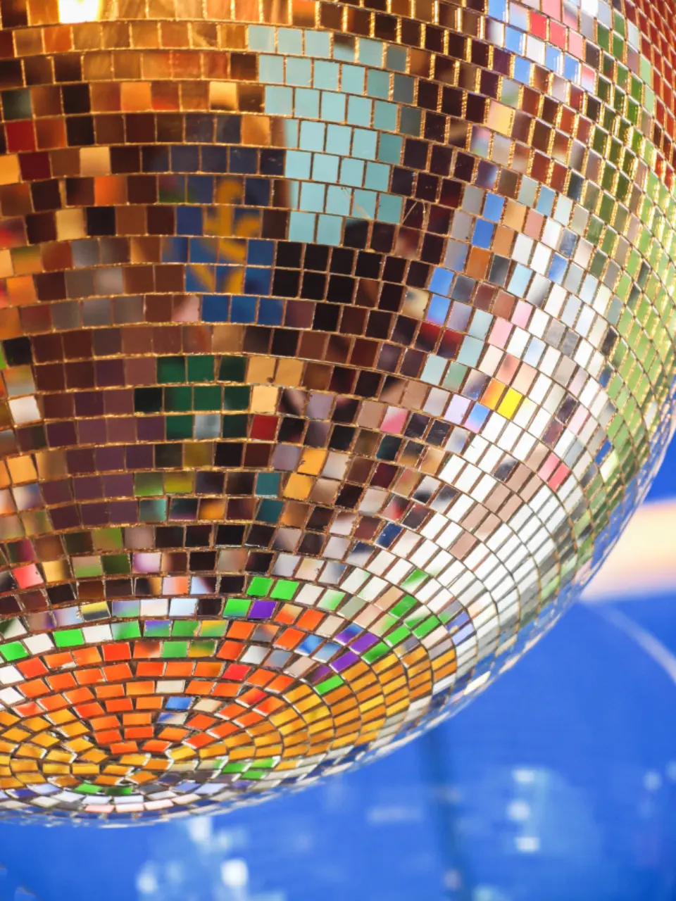 Bola de espejos con reflejos de colores