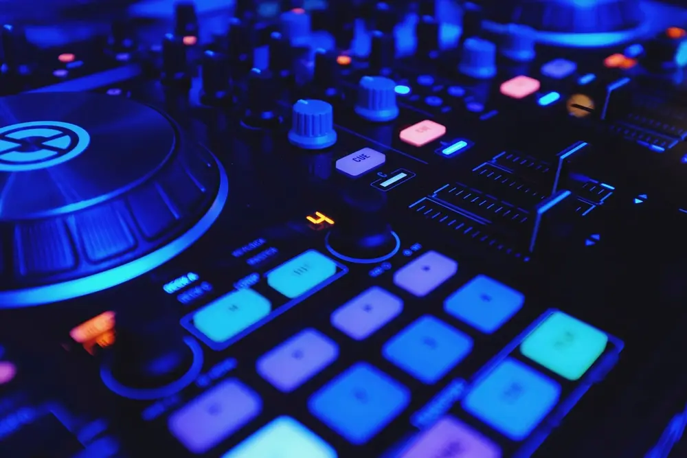 Controlador de DJ con botones iluminados en azul