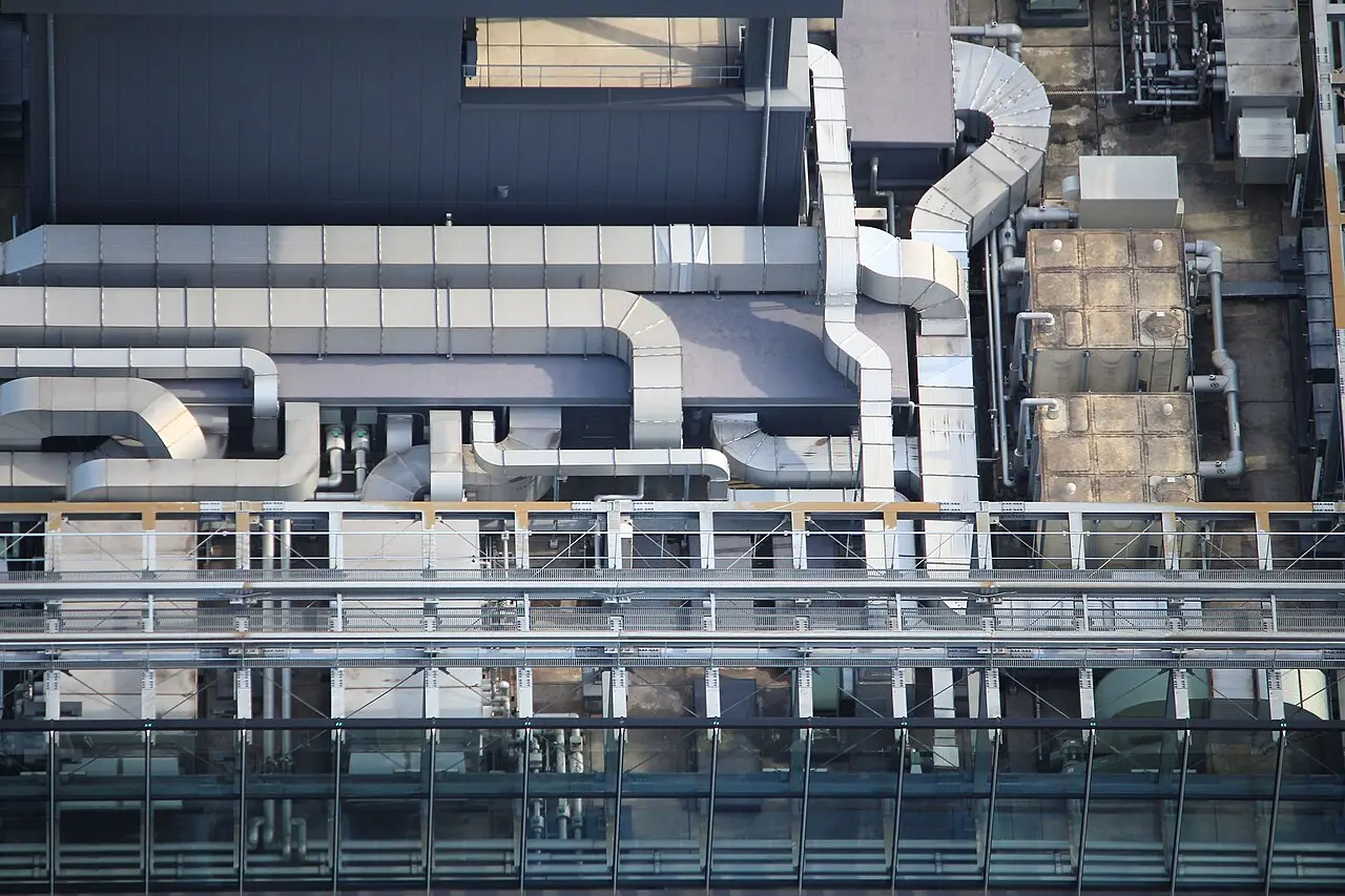 Conductos de climatización plateados en la cubierta de un edificio