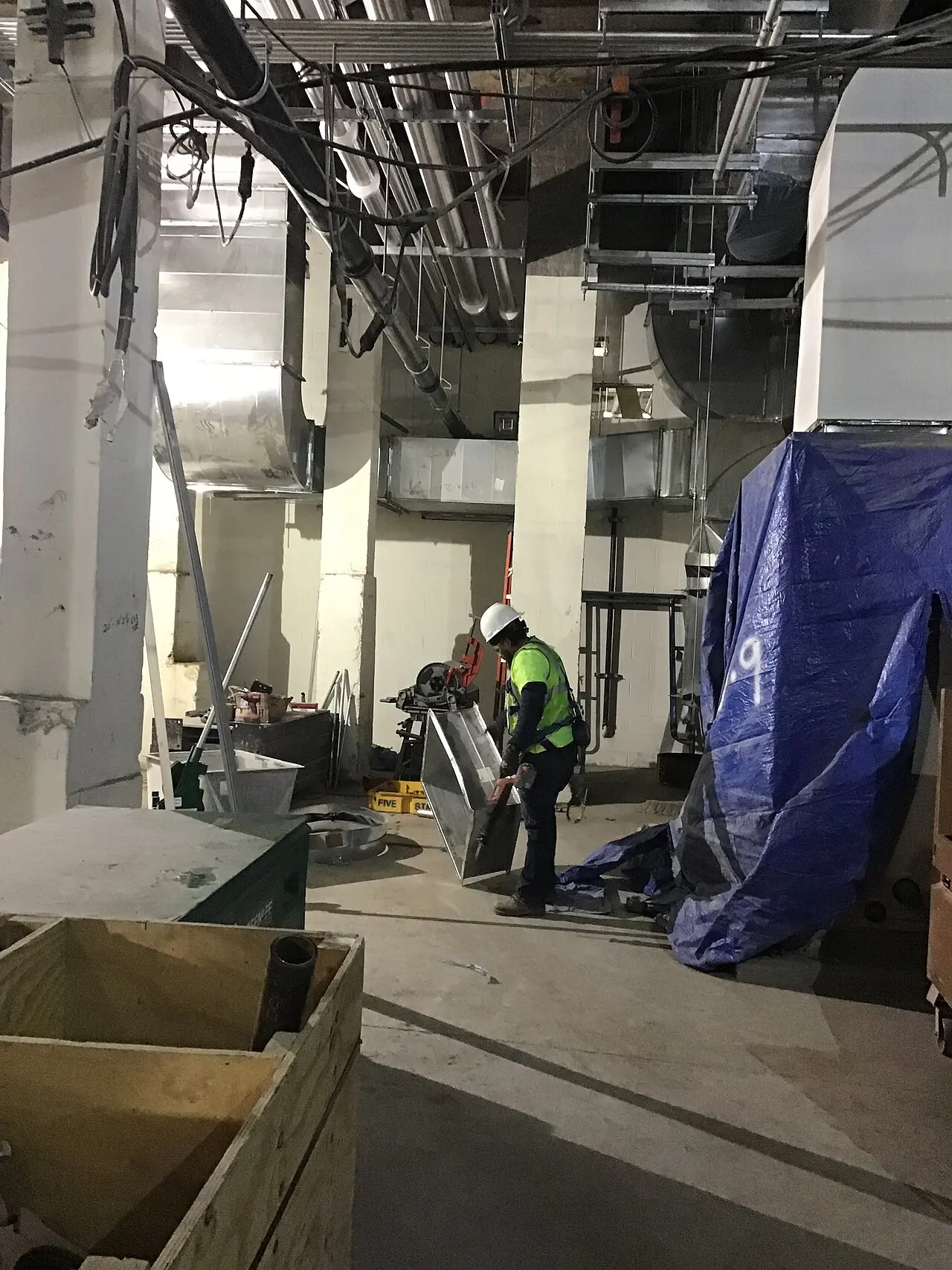 Sala técnica con conductos y una climatizadora en montaje