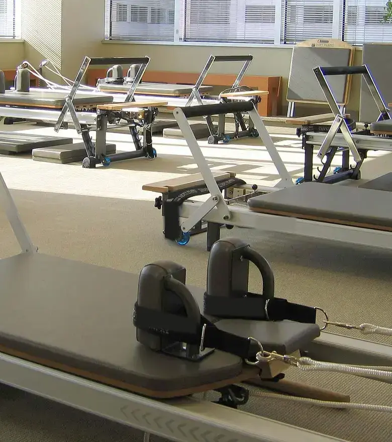 Detalle de una máquina reformer, con las hombreras, las correas y las cuerdas, en una sala con luz de mañana
