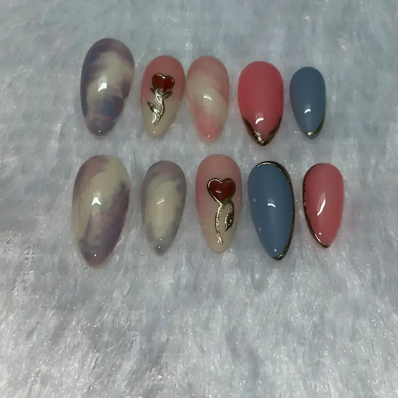 Diez uñas de gel en forma almendra, en tonos granate, gris y nude