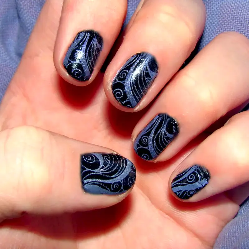 Uñas azul noche con remolinos plateados