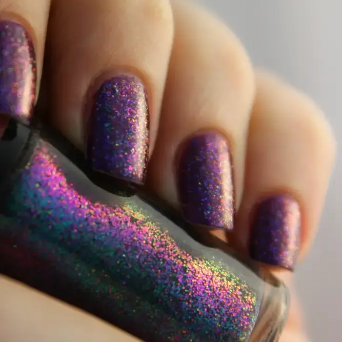 Uñas moradas con purpurina, muy de cerca