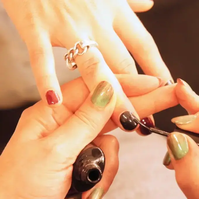 Manicura a medias, con uñas en verde oliva y burdeos