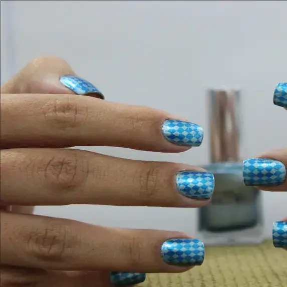 Uñas azules con estampado de cuadros